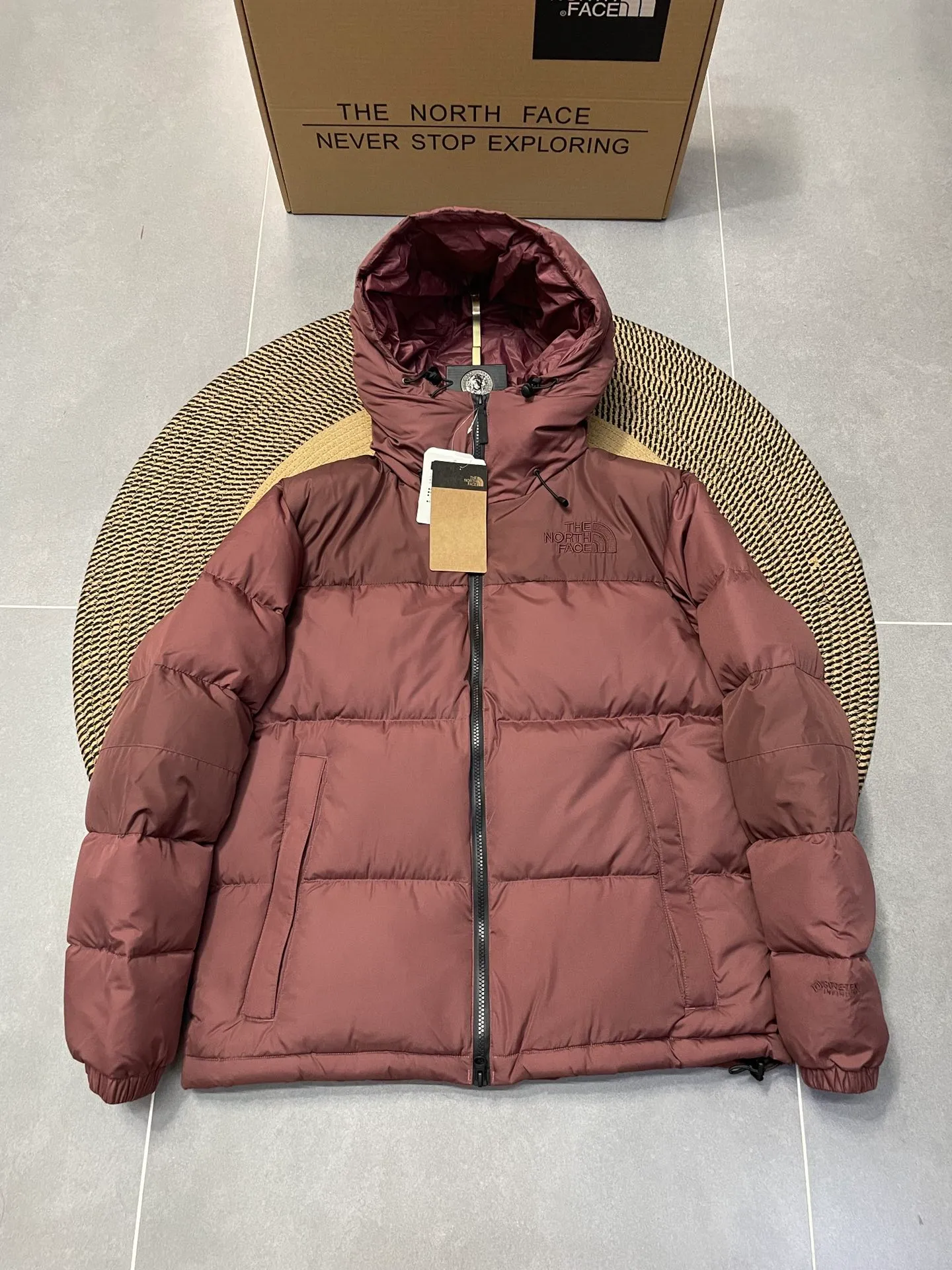 Style number: Y 75 💰P360 𝗧𝗛𝗘 𝗡𝗢𝗥𝗧𝗛 𝗙𝗔𝗖𝗘 North Face 22F-WS Nuptse Hoodie Windproof Hooded Down Jacket It has been updated with the latest technology. A down jacket with strong wind resistance. GORE-TEXINFINIUM PRODUCTS is used in the outer layer to block cold air while venting the stuffy feeling inside the garment. The filling is environmentally friendly recycled down. By filling the inner collar with down, the warmth of the neck is increased and the release of body heat is reduced. The North Face logo is embroidered on the chest, giving a calm impression. Color: Dark Red Obsidian Black Premium Gray Size: S M L XL XXL